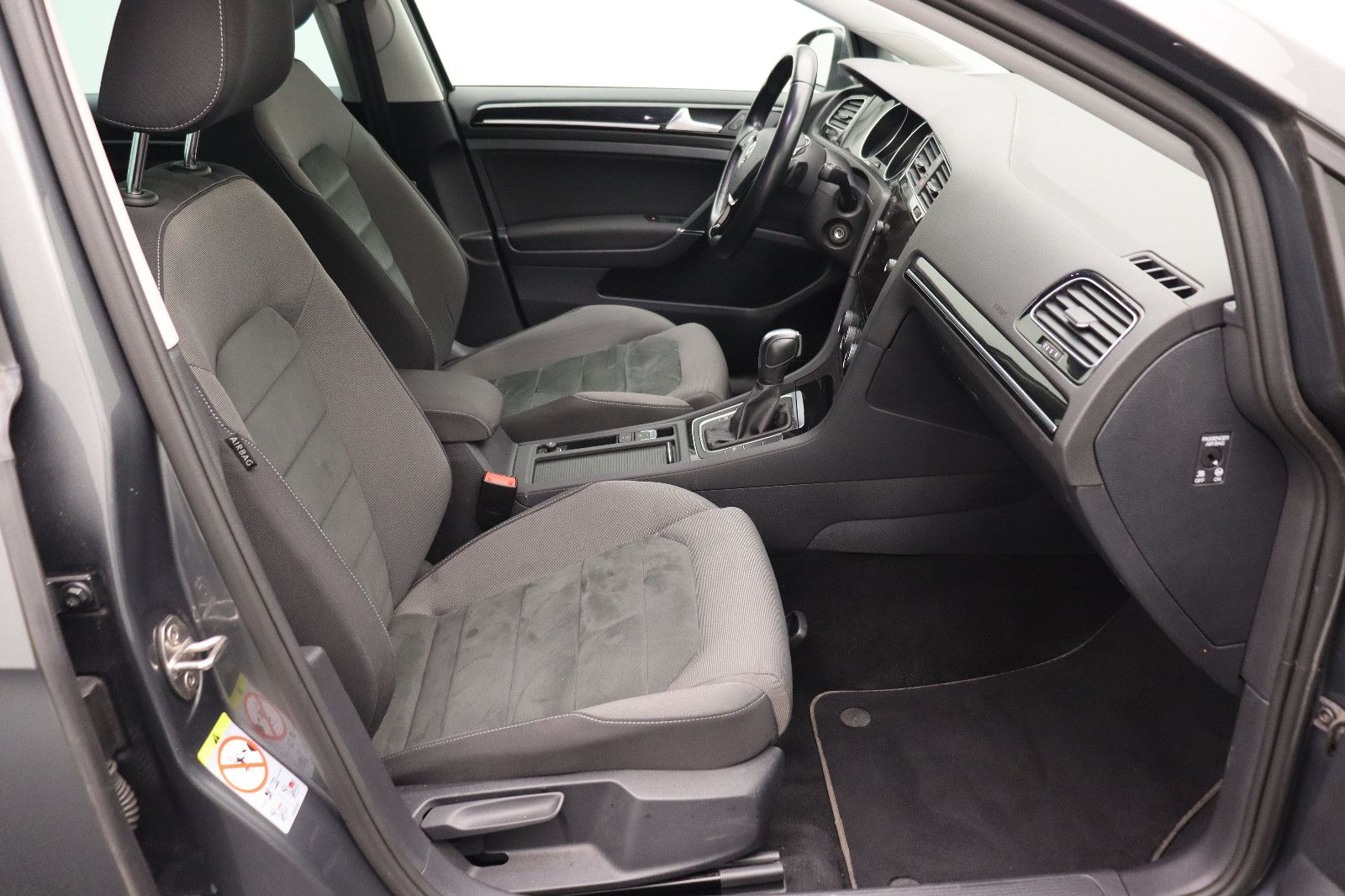 Fahrzeugabbildung Volkswagen Golf VII Lim. 1.5  Highline DSG ACC LED Kamera