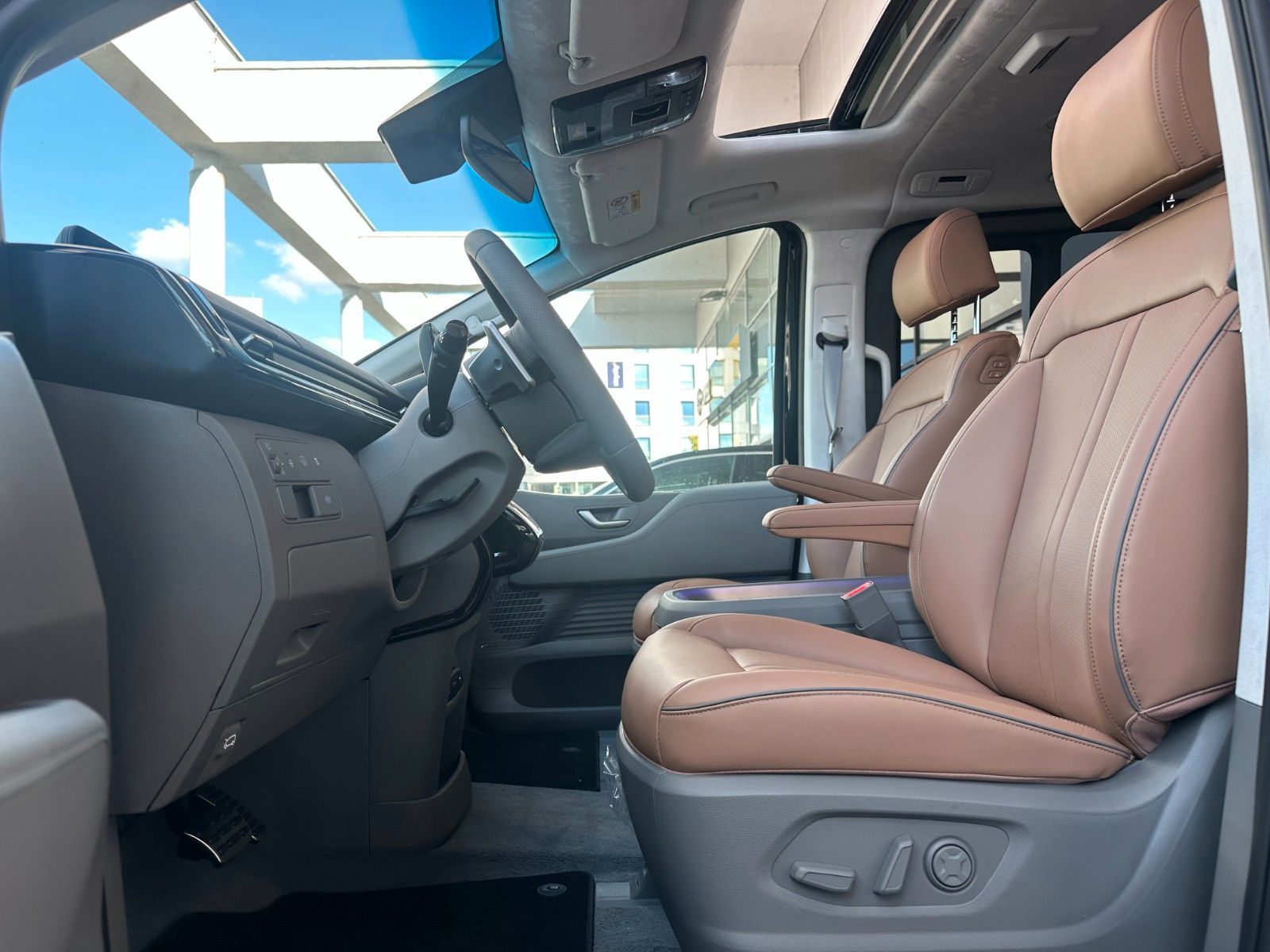 Fahrzeugabbildung Hyundai Staria 1.6 T-GDI 2WD Signature 360,LED,Leder,SHZ