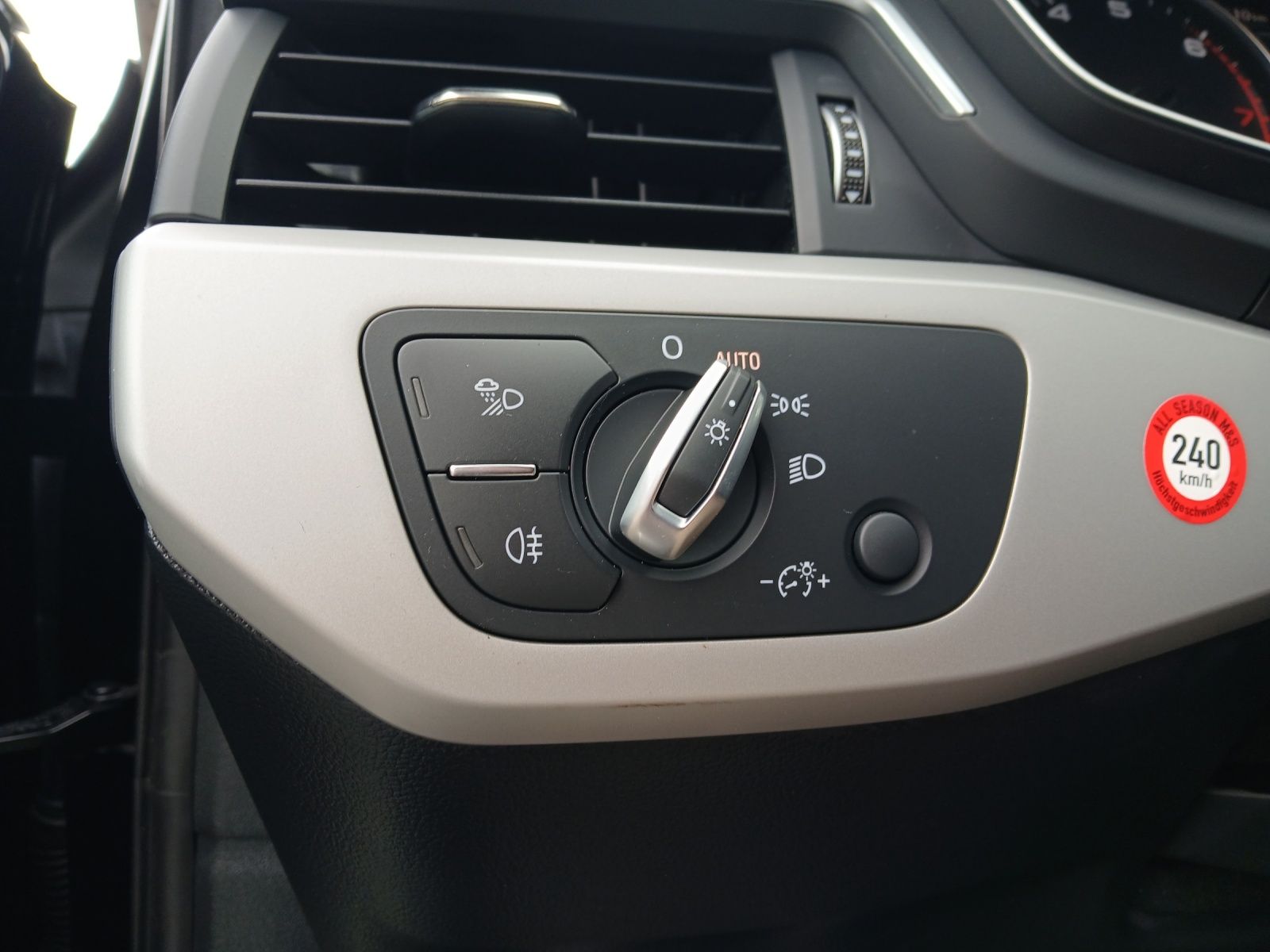 Fahrzeugabbildung Audi A4 Avant 35 TFSI  Navi GRA PDC SH LM
