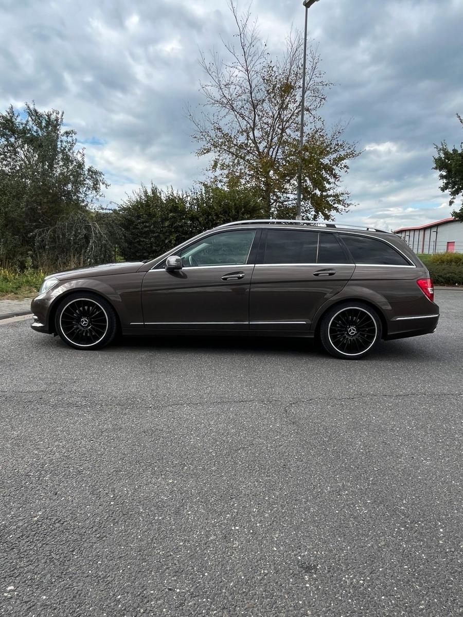 Mercedes-Benz 300 2012 — engine 231 HP (170kW)