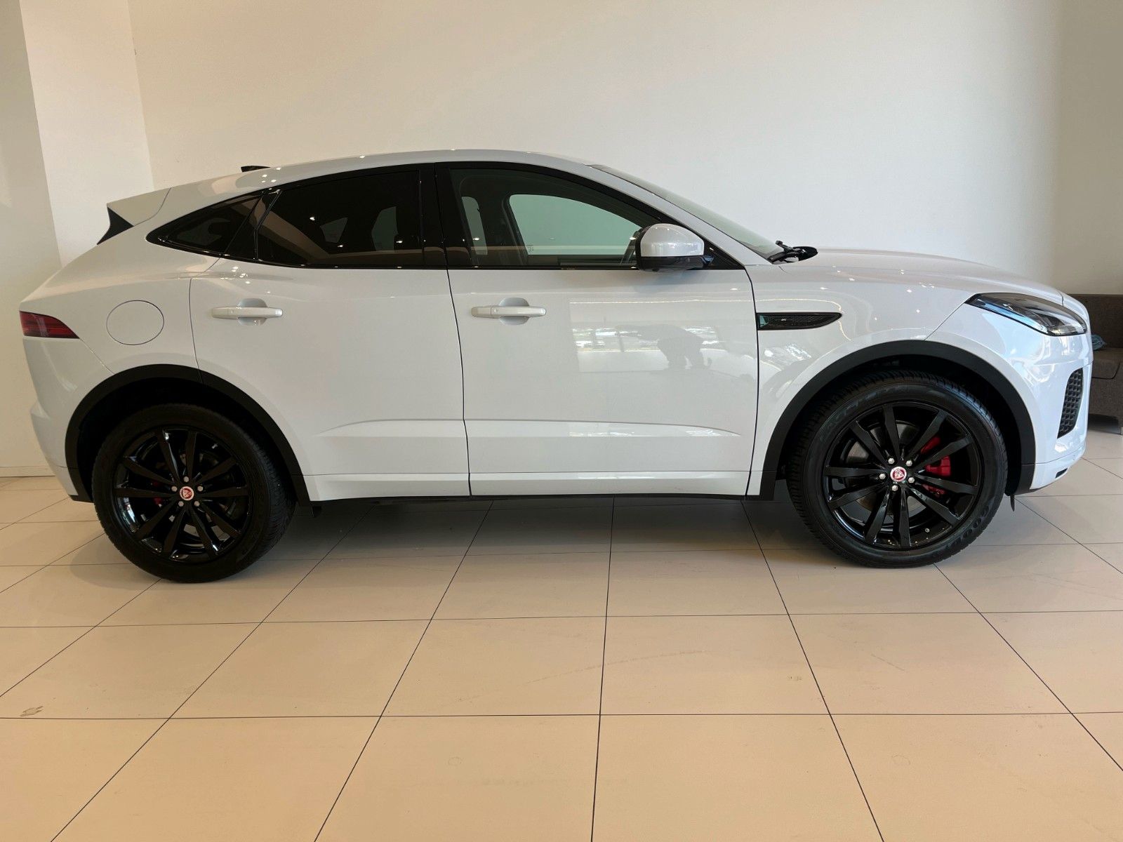 Fahrzeugabbildung Jaguar E-Pace D180 Chequered Flag Panoramadach & AHK