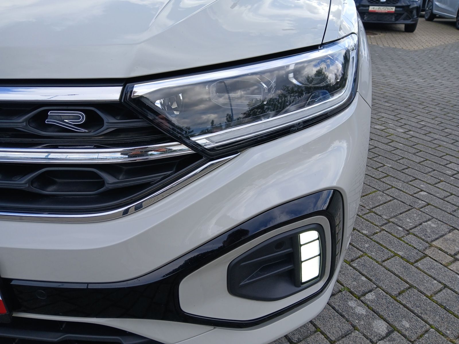 Fahrzeugabbildung Volkswagen T-Roc TDI R-Line DSG LED AHK Navi AID ACC Park-A