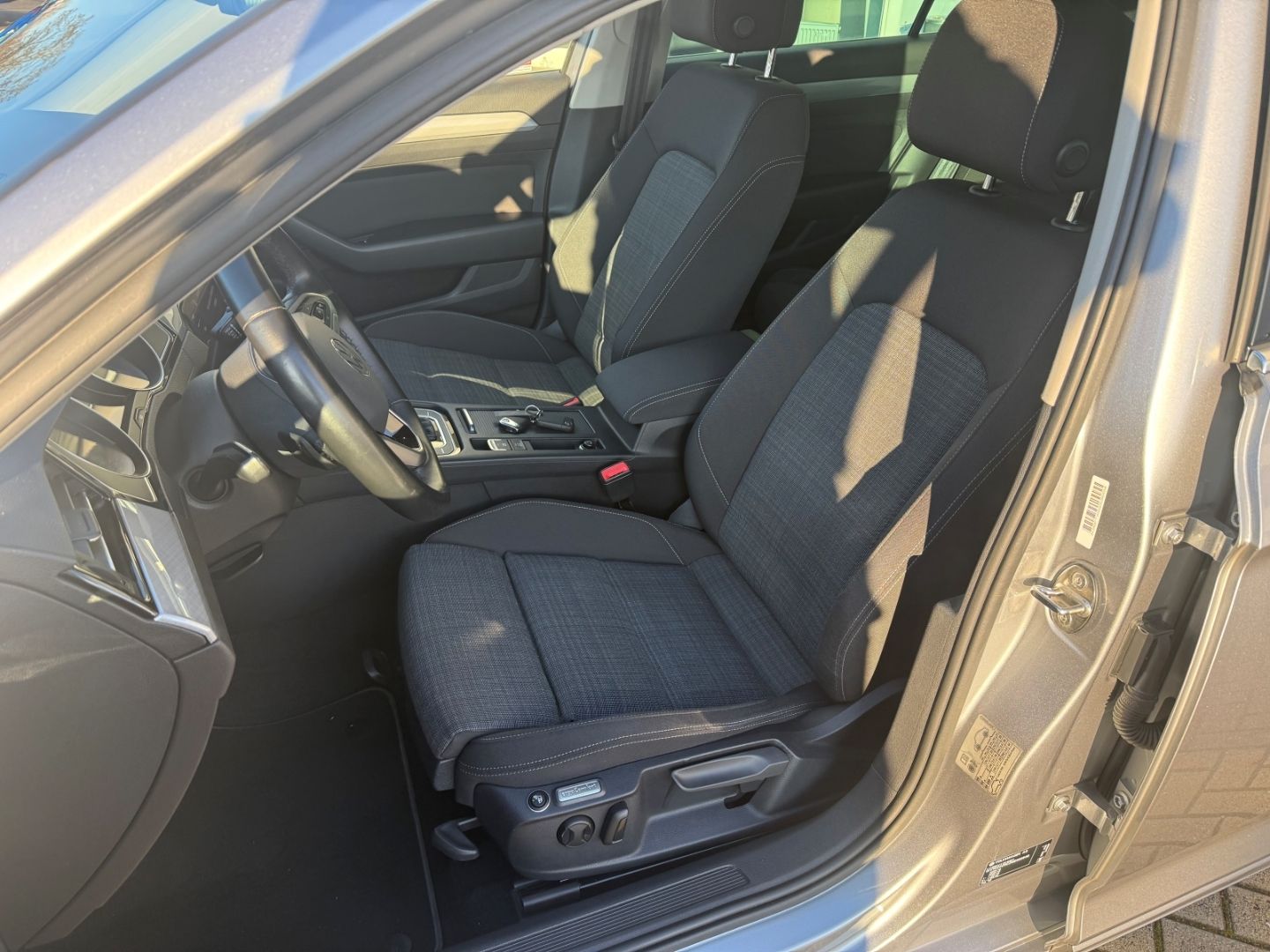 VW Passat Business AHK Navi LED ACC SHZ CarPlay And - Image 10