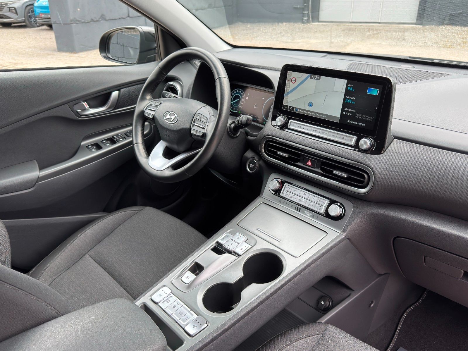 Fahrzeugabbildung Hyundai KONA E Edition 30+ PDC SHZ LHZ KRELL Temp CarPl.
