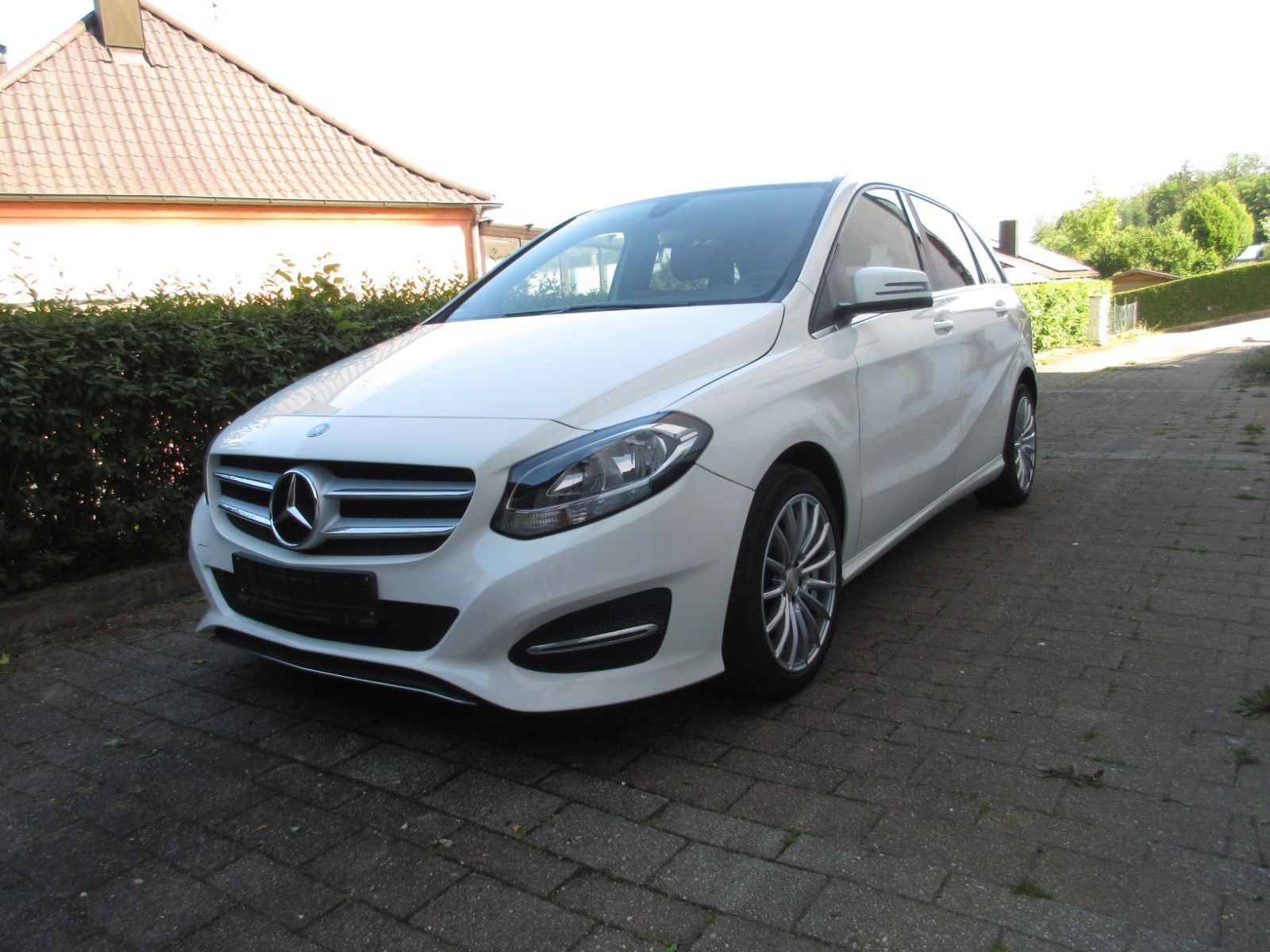 MERCEDES-BENZ B 220