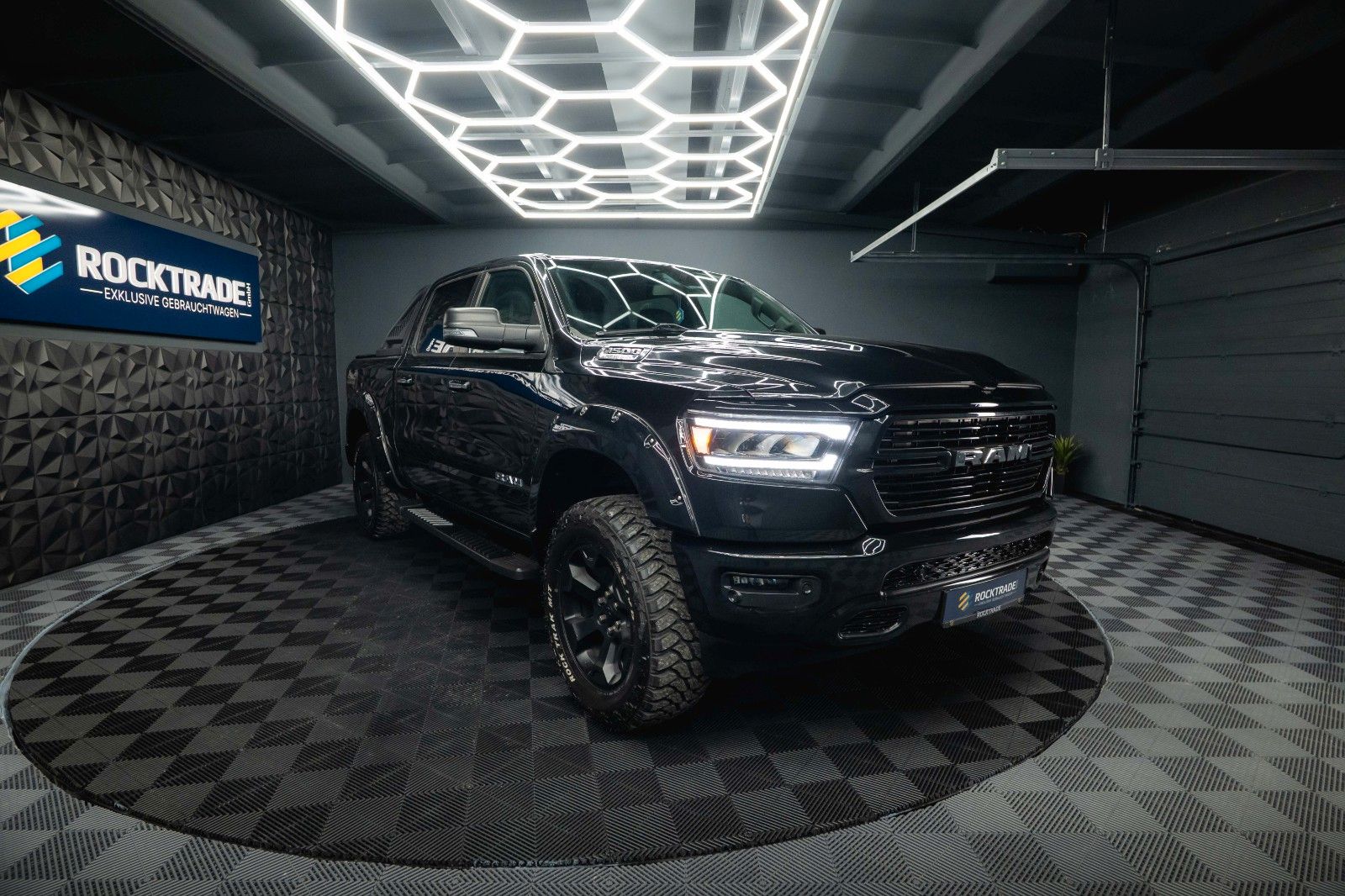 Fahrzeugabbildung Dodge RAM 5.7 V8 HEMI 4x4 OFFROAD Night-Paket *LED*