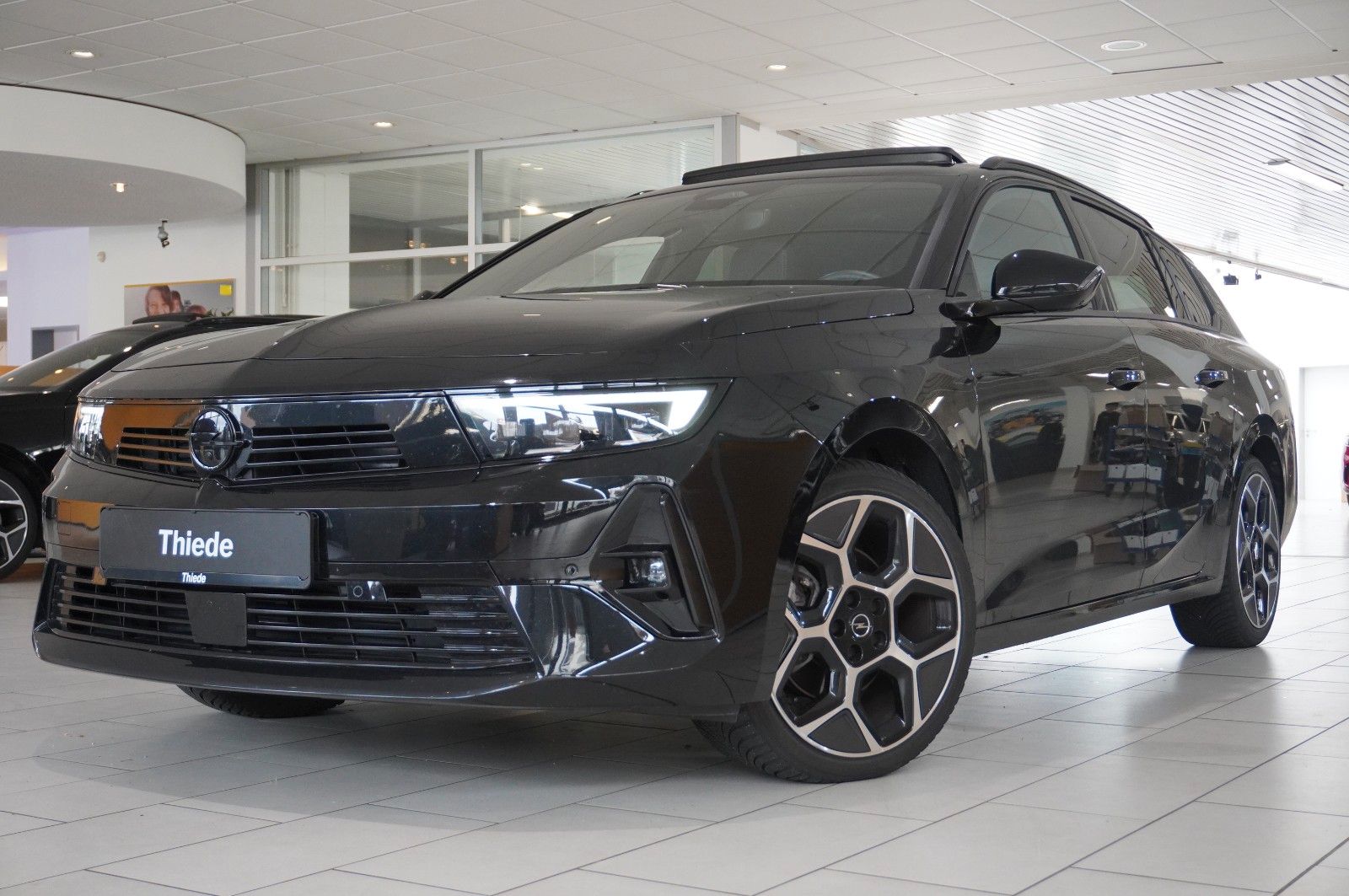 Fahrzeugabbildung Opel Astra L ST 1.2T ULTIMATE NAVI/LED/360°/PANO/DAB+