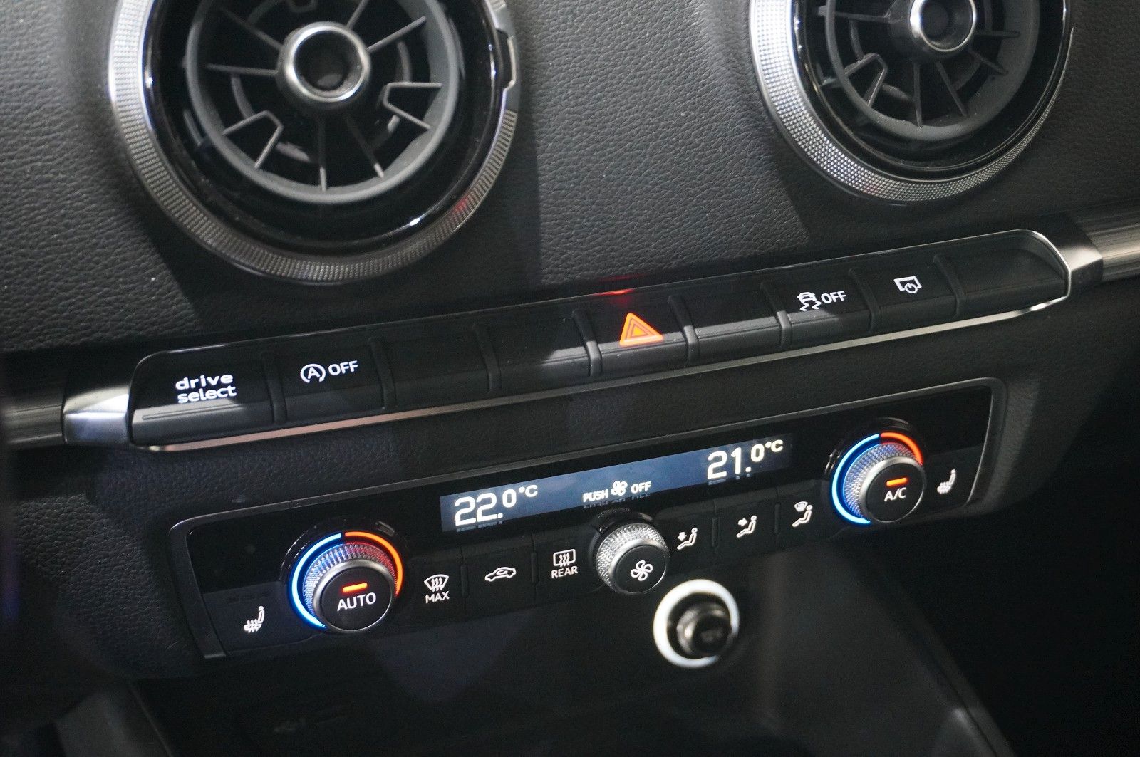 Fahrzeugabbildung Audi A3 Sportback 30 TDI S-LINE NAVI/LED/SH/SPORT/PDC