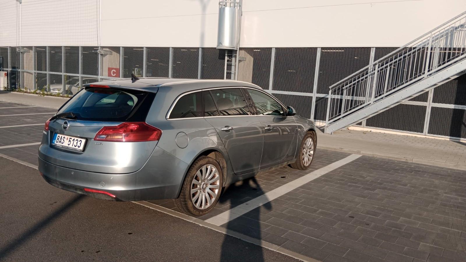 Opel Insignia 2011 — rear view