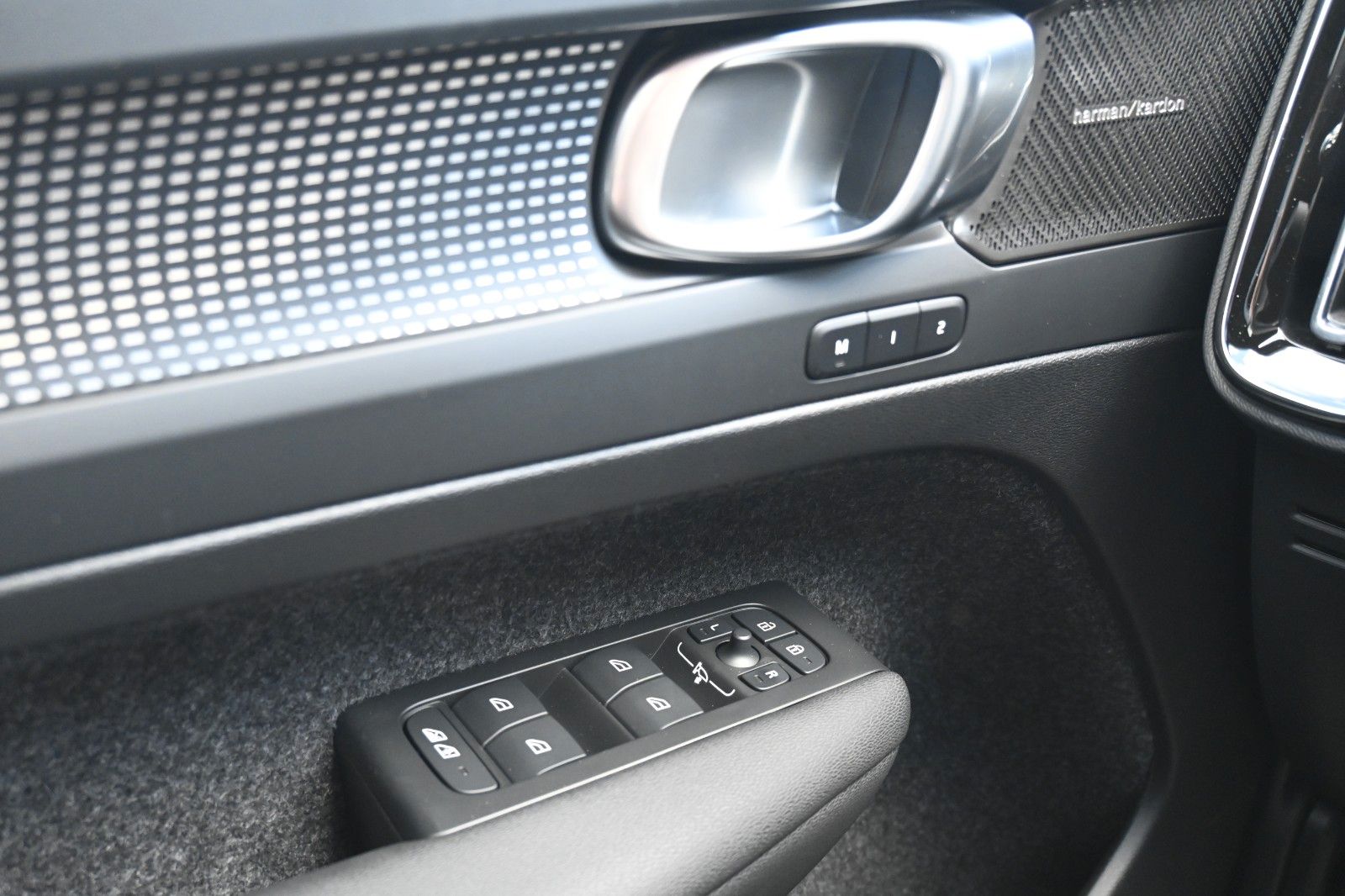 Fahrzeugabbildung Volvo XC40 B3 DKG Ultra Dark*FSHZG*PANO*360°*ACC