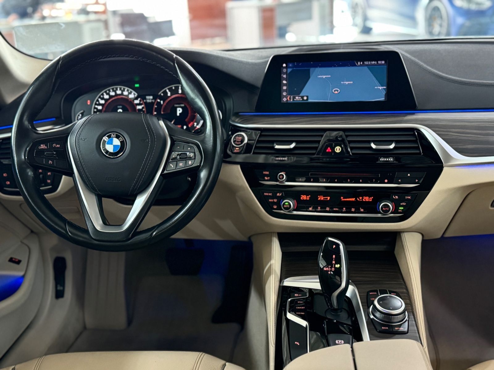 Fahrzeugabbildung BMW 530i Luxury Line Kamera SoftCl HUD HiFi AHK Komf