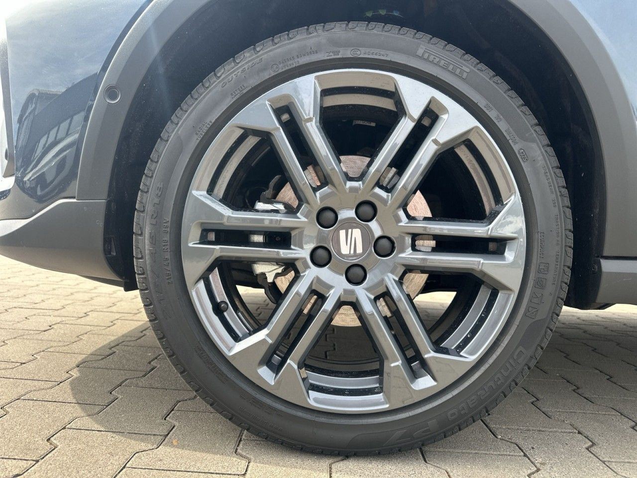 Fahrzeugabbildung SEAT Arona FR Black Edition 1.5 TSI 110 PS DSG - mit KI generiert/bearbeitet