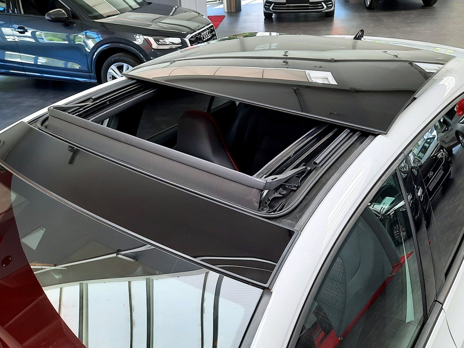 Fahrzeugabbildung Volkswagen Golf GTI *Panodach*Navi*PDC*Sitzhzg*ACC*LED*DAB*
