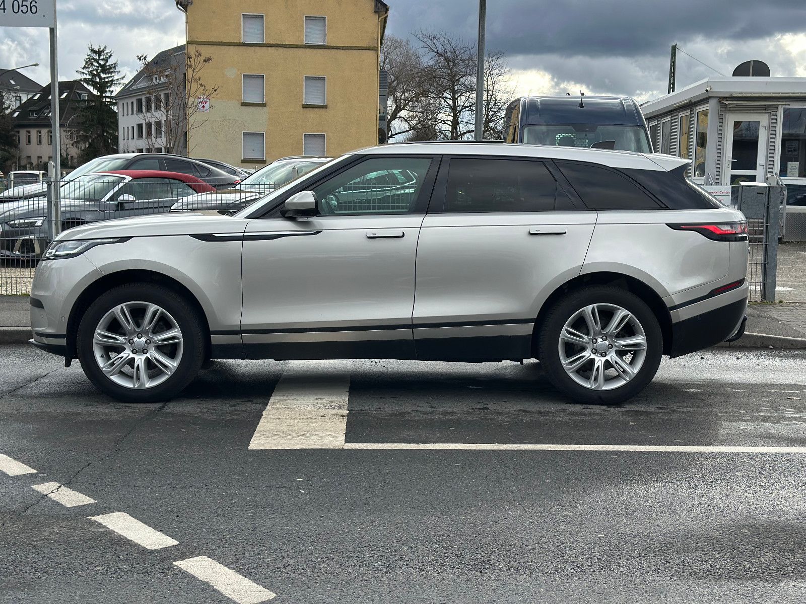 Fahrzeugabbildung Land Rover RANGE ROVER VELAR SE*MOD.2021+AHK+PANO+U.V.M*