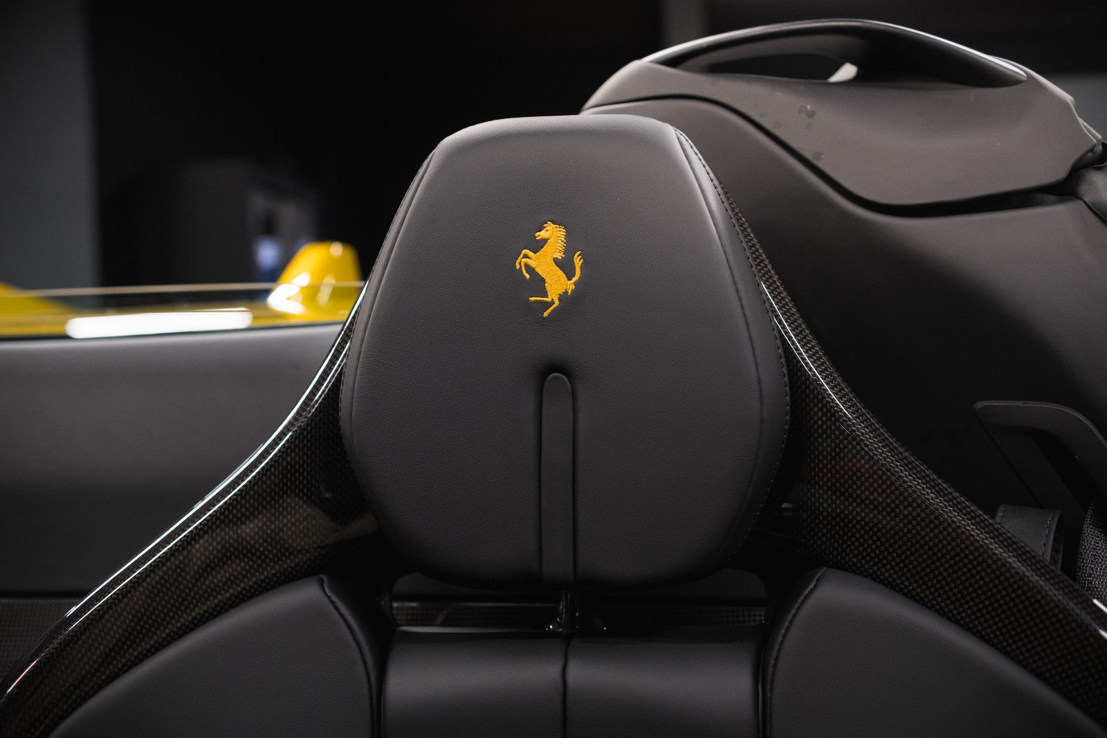 Fahrzeugabbildung Ferrari SF90 Spider-Giallo Montecarlo-Carbon