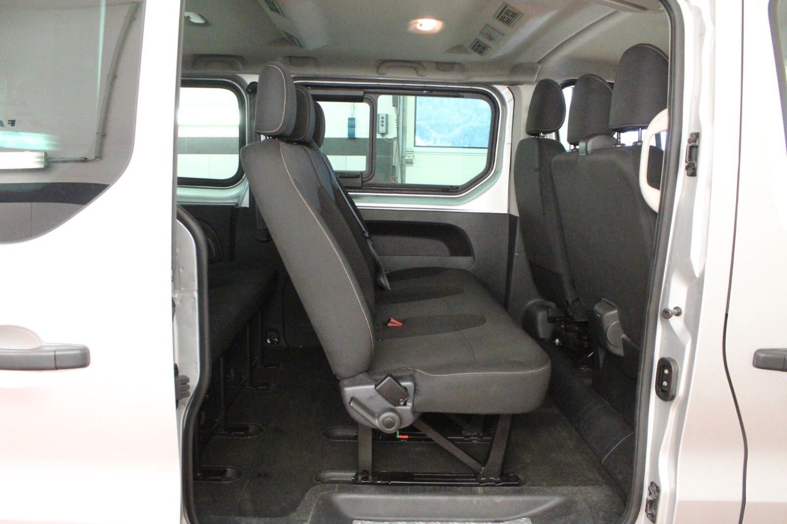 Fahrzeugabbildung Renault Trafic Combi dci 125 Expression*9-Sitzer*Navi*AH