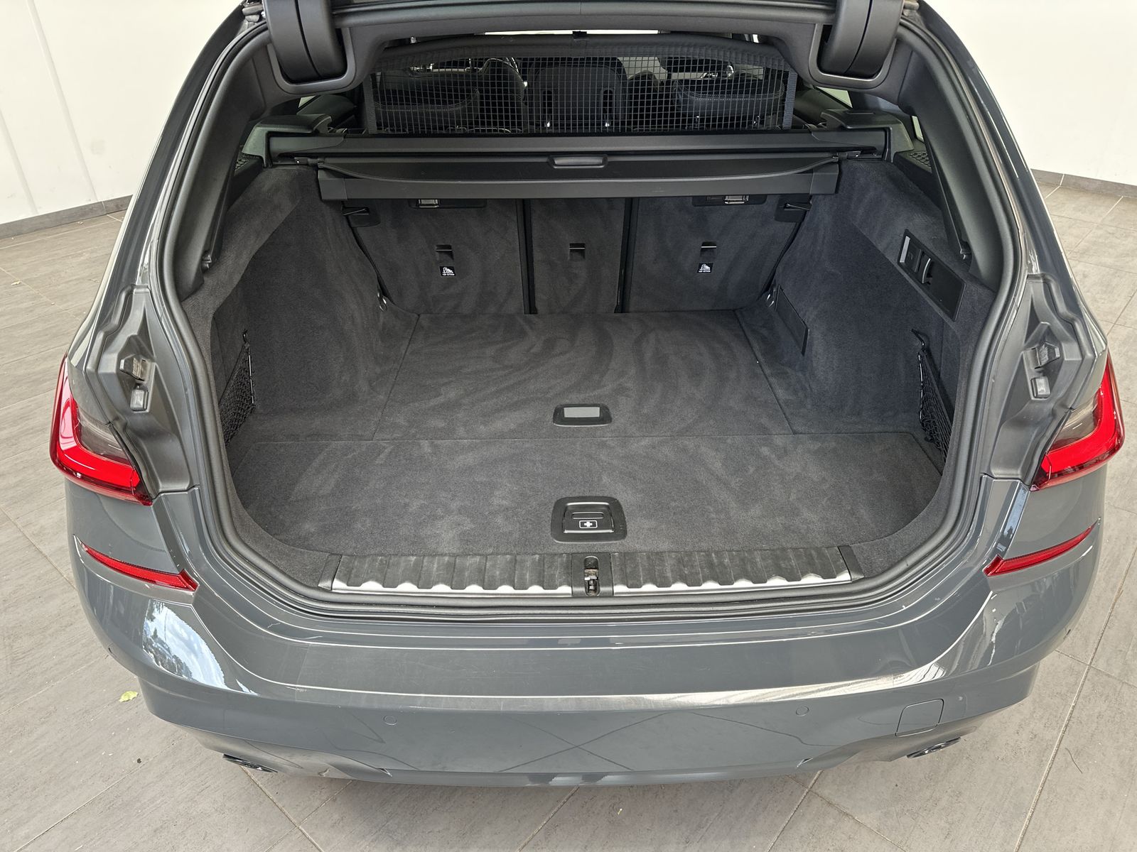 Fahrzeugabbildung BMW 320d Touring M-Sport NAV+LASER+HEAD-UP+KAMERA+PP