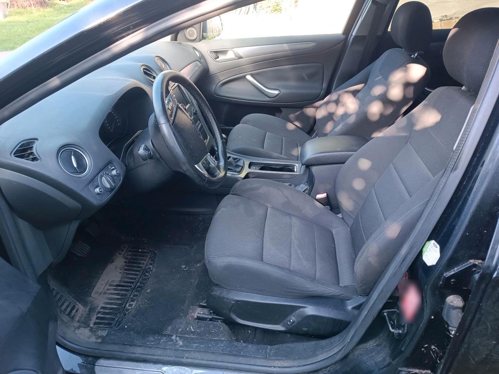 Ford Mondeo 2011 — салон