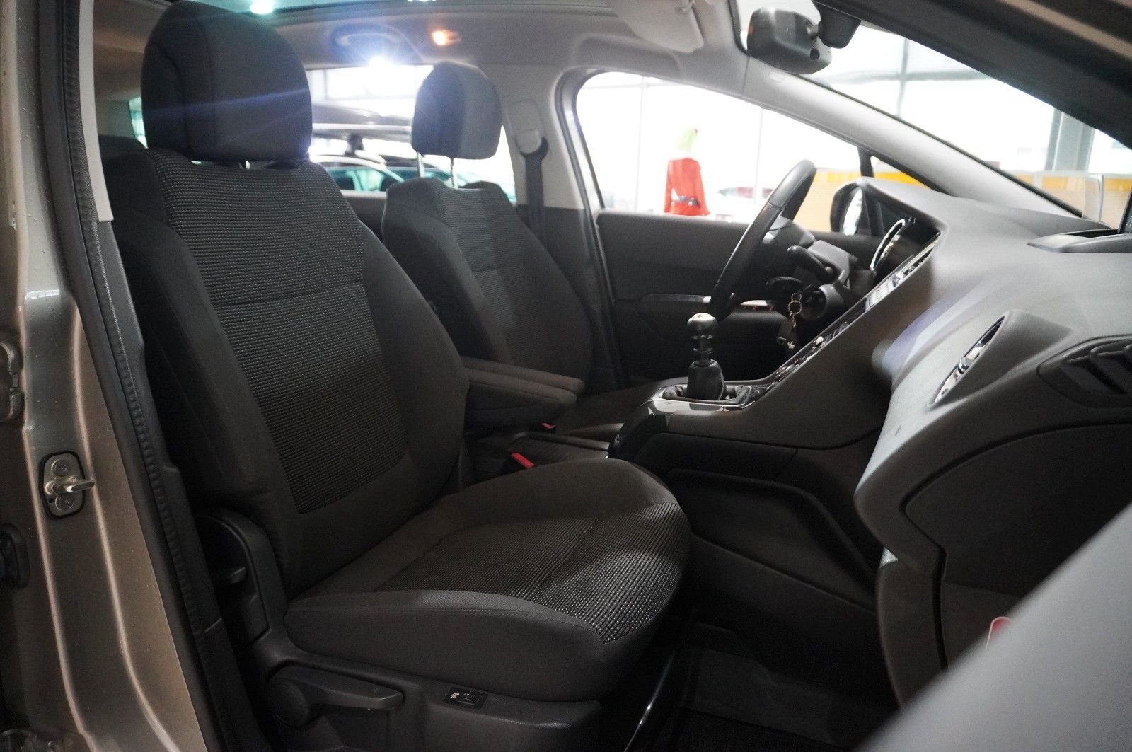 Fahrzeugabbildung Peugeot 5008 1.2T STYLE NAVI/LED/KAMERA/SHZ/PANO./AHK