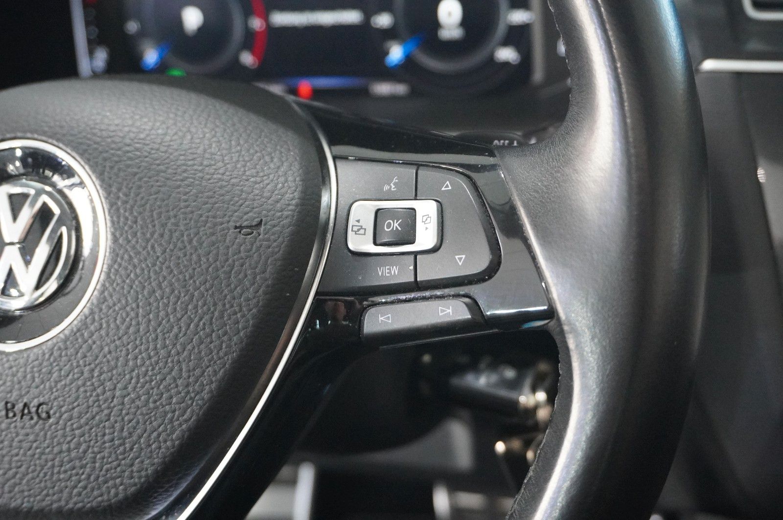 Fahrzeugabbildung Volkswagen Tiguan 2.0 TSI 4MOTION R-LINE NAVI/KAMERA/SH/AHK