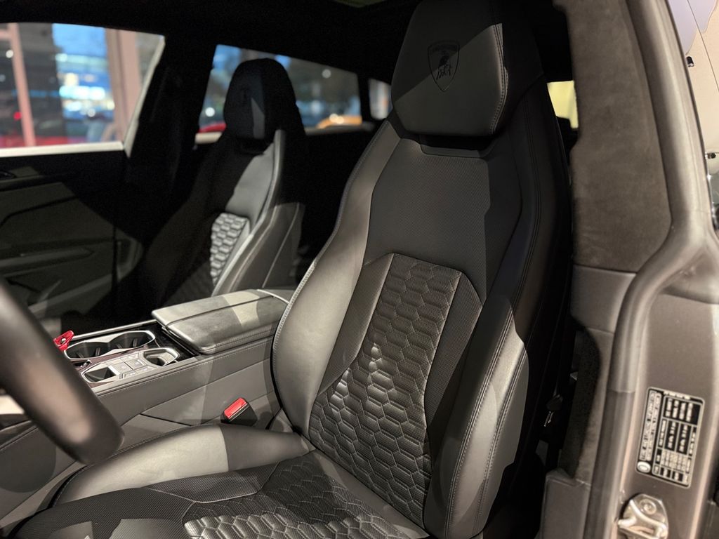 LAMBORGHINI Urus 2023