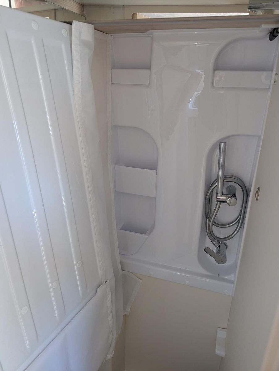 Fahrzeugabbildung Eura Mobil Van V 635 EB  Captain-Chair- Sitze, Skyroof, RFK