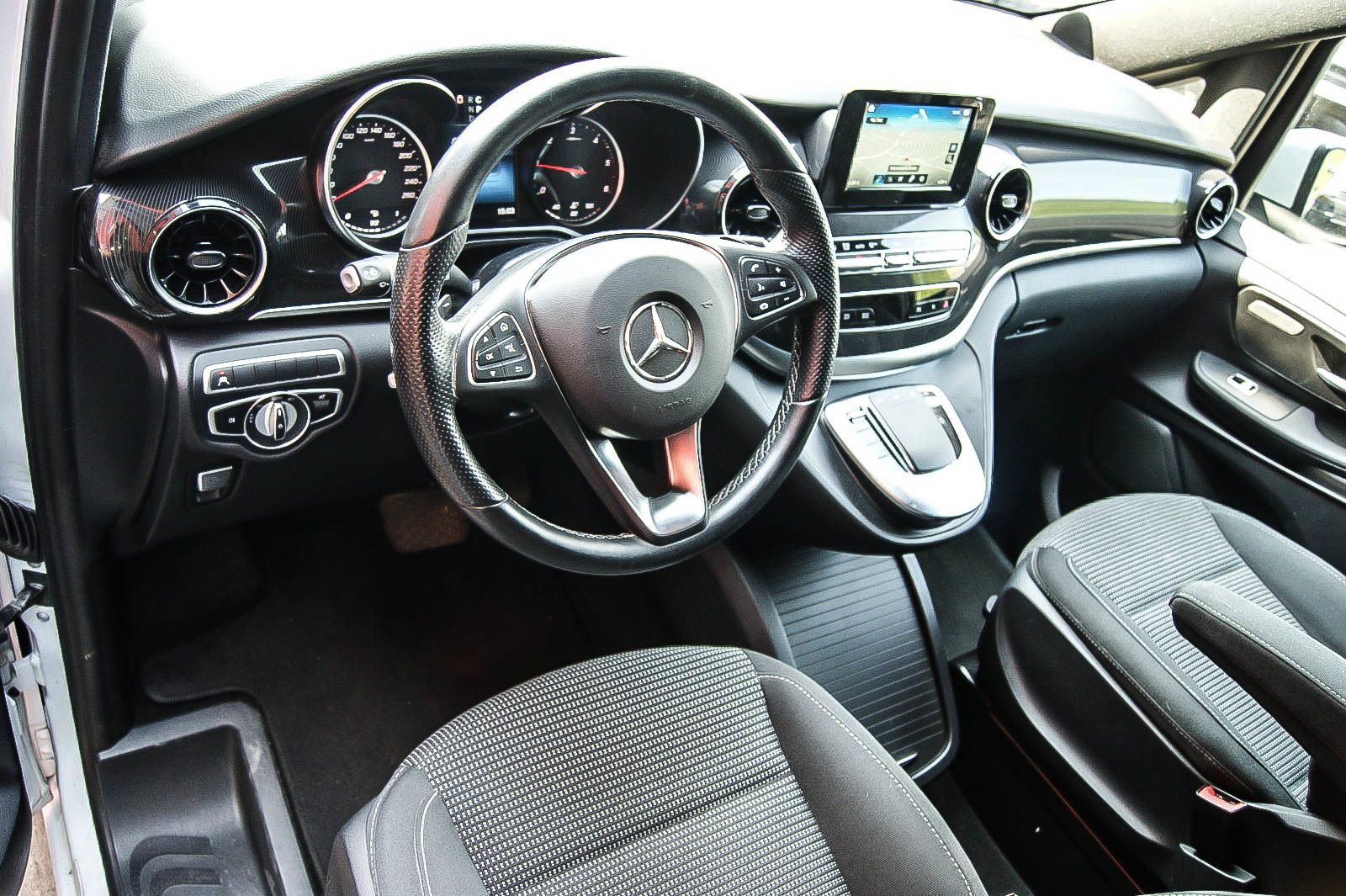 Fahrzeugabbildung Mercedes-Benz V 250 d EDITION lang MBUX 7-SITZE IQ-LED KAMERA