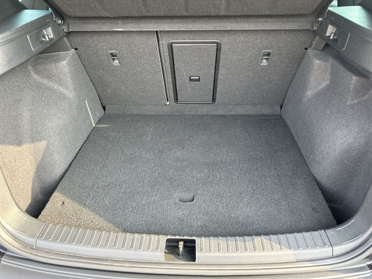 Fahrzeugabbildung CUPRA Ateca 2.0 TSI 221 kW (300 PS) 7-Gang DSG 4Drive - mit KI generiert/bearbeitet