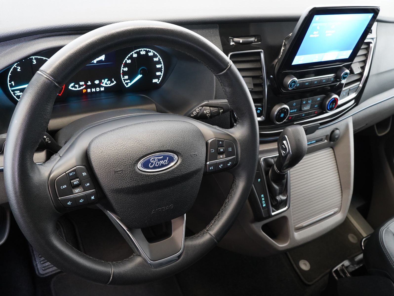 Fahrzeugabbildung Ford Tourneo Custom 320 L2 Active 8-SITZER/XENON