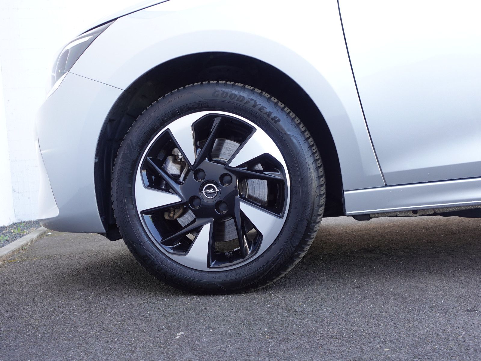 Fahrzeugabbildung Opel Corsa-e Elegance,Navi,Kamera,Sitzhzg,Allwetter