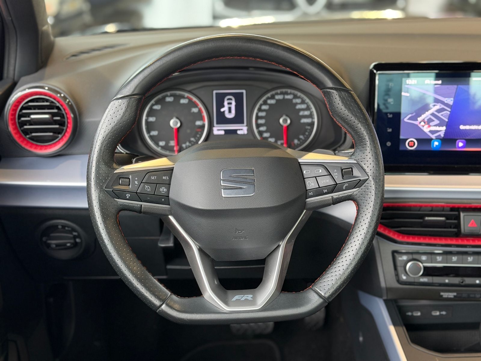 Fahrzeugabbildung SEAT ARONA 1.5 TSI DSG FR KLIMA NAV RFK ACC SHZ 17"