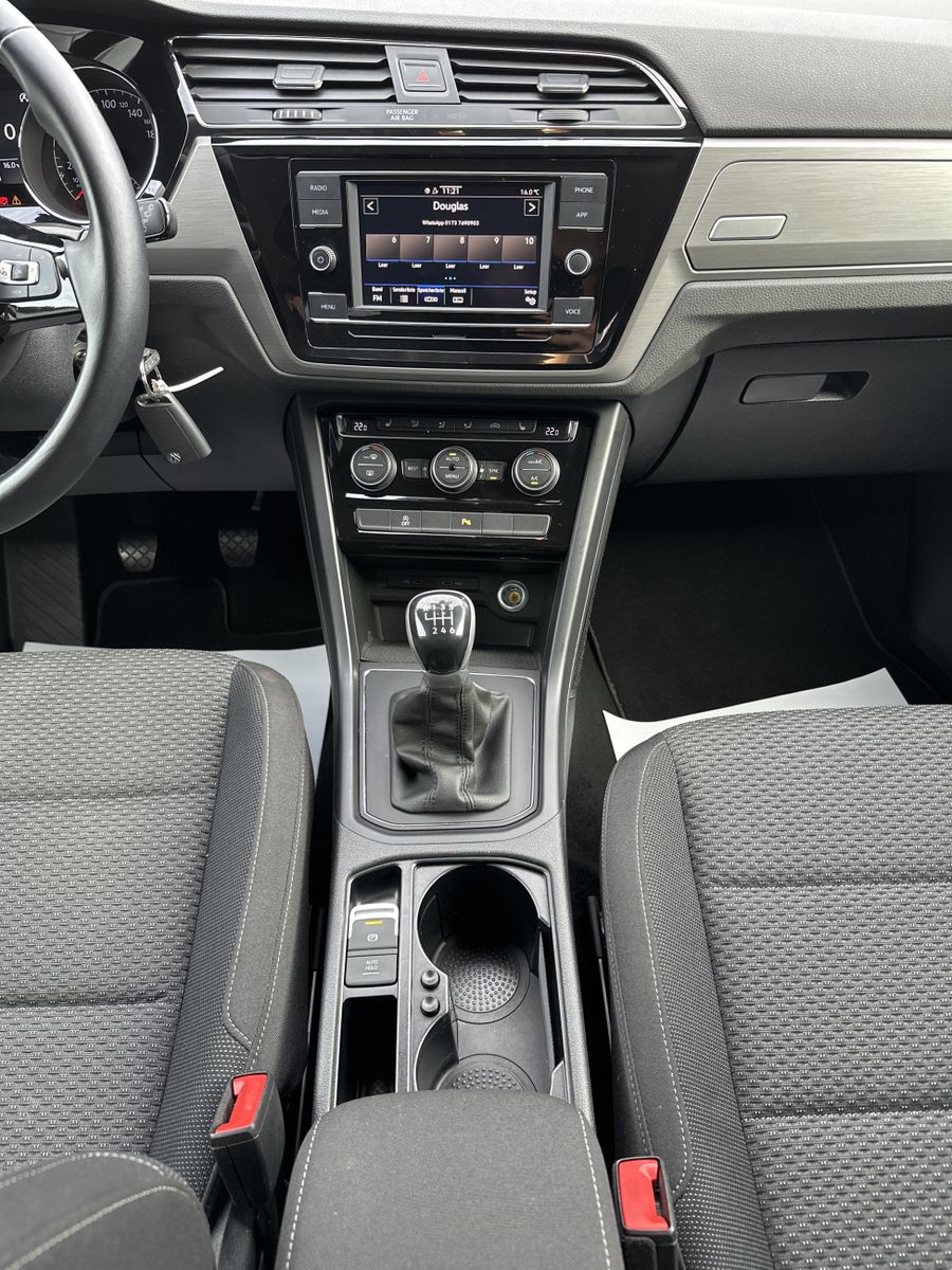 Fahrzeugabbildung Volkswagen Touran 1.5 TSI Comfortline NAV+CARPLAY+17ZO+1HD