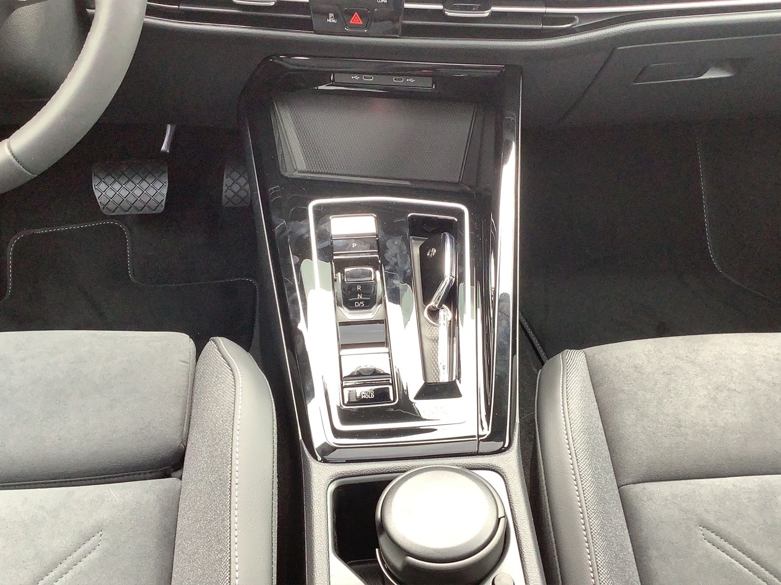 Fahrzeugabbildung Volkswagen Golf VIII Variant TSI Style AHK HuD PANO ACC 360