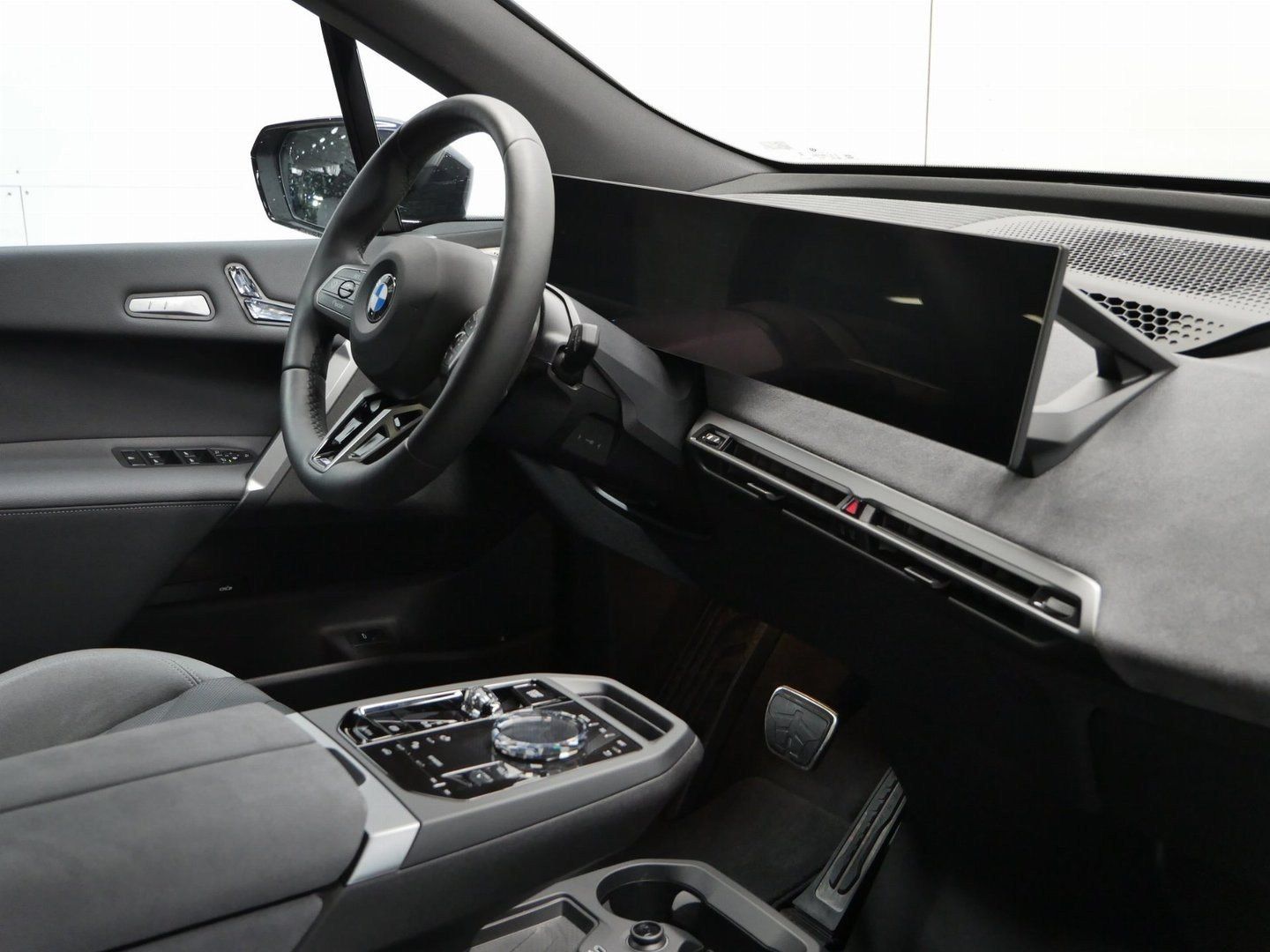 Fahrzeugeinzelansicht 9 Fahrzeugabbildung BMW iX xDrive60 |M Sportpaket| B&W| Panorama-Glasdac