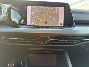 Volkswagen Golf VIII Var. Active+AHK+LED+SHZ+LHzg+Navi+Kame