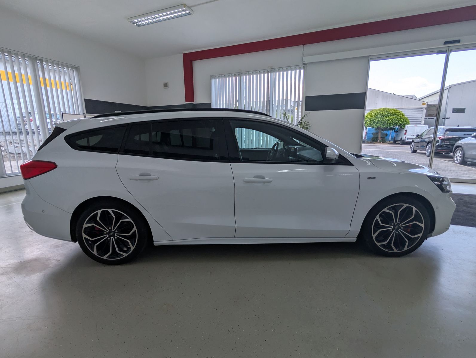 Fahrzeugabbildung Ford Focus ST-Line X LED AHK TEMP LHZ SHZ CAM APPLINK
