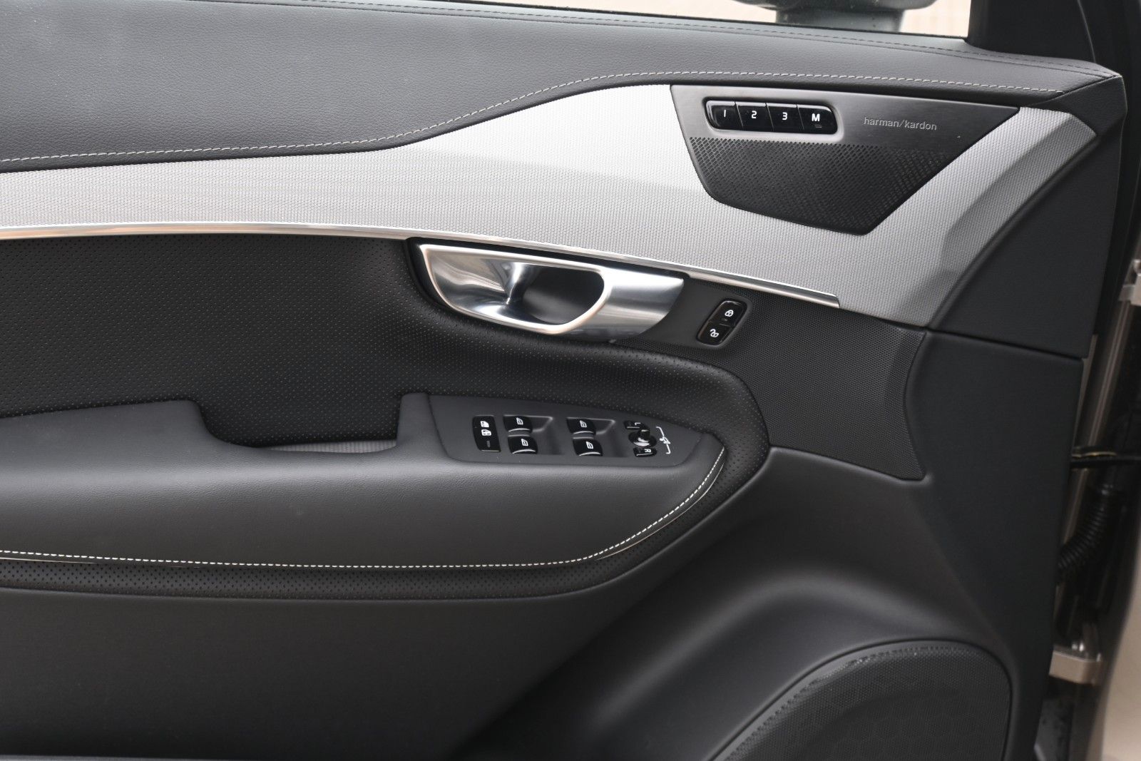 Fahrzeugabbildung Volvo XC90 T8 AWD Ultra Dark Recharge Plug-In Hybrid
