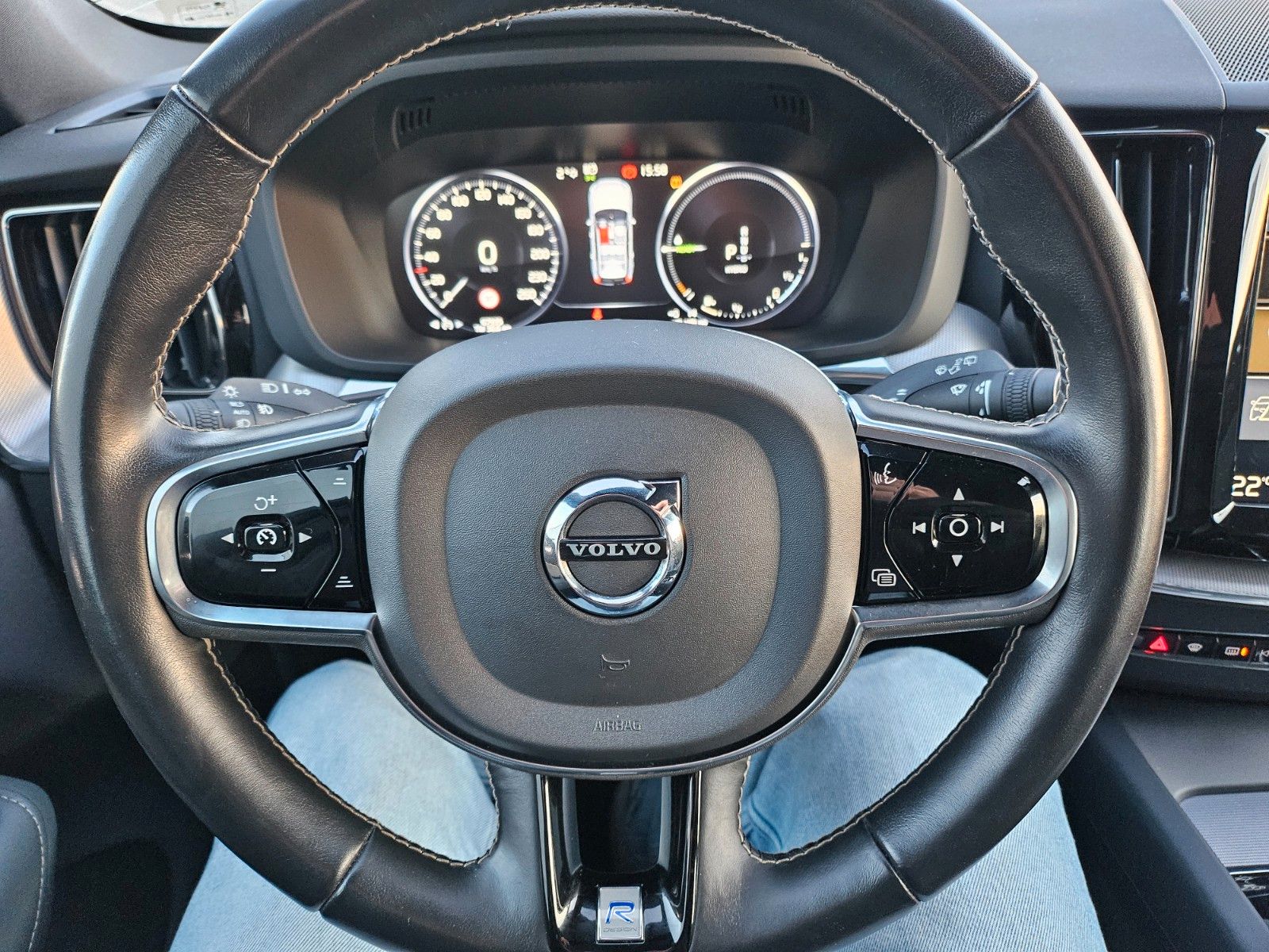 Fahrzeugabbildung Volvo XC60 R DesignmPlug-In Hybrid AWD