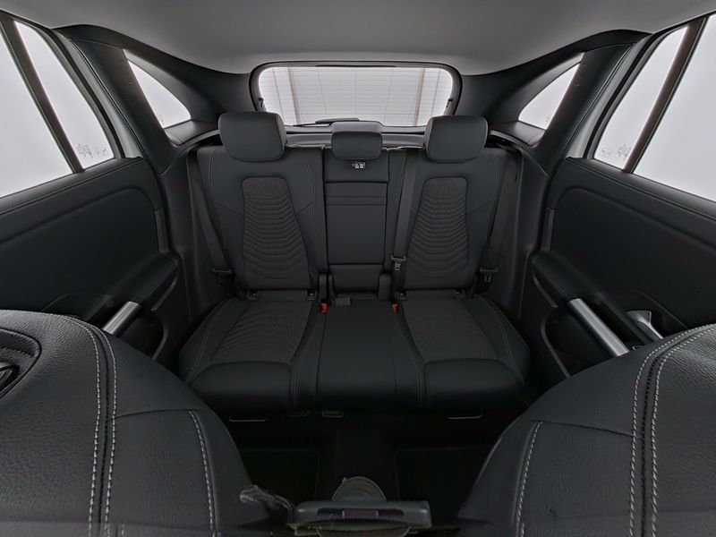 Fahrzeugabbildung Mercedes-Benz GLA 200 Progressive*AHK*Pano*LED*Kamera*CarPlay*