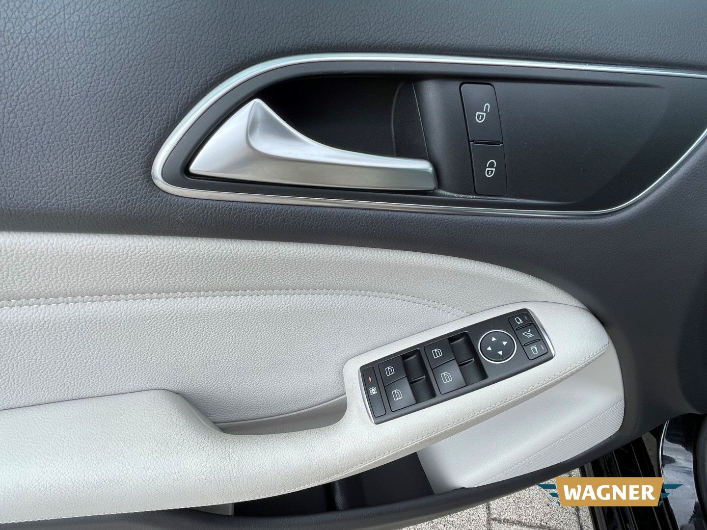 Fahrzeugabbildung Mercedes-Benz B 180 Pano Kamera Navi PDC SHZ Klimaautomatik
