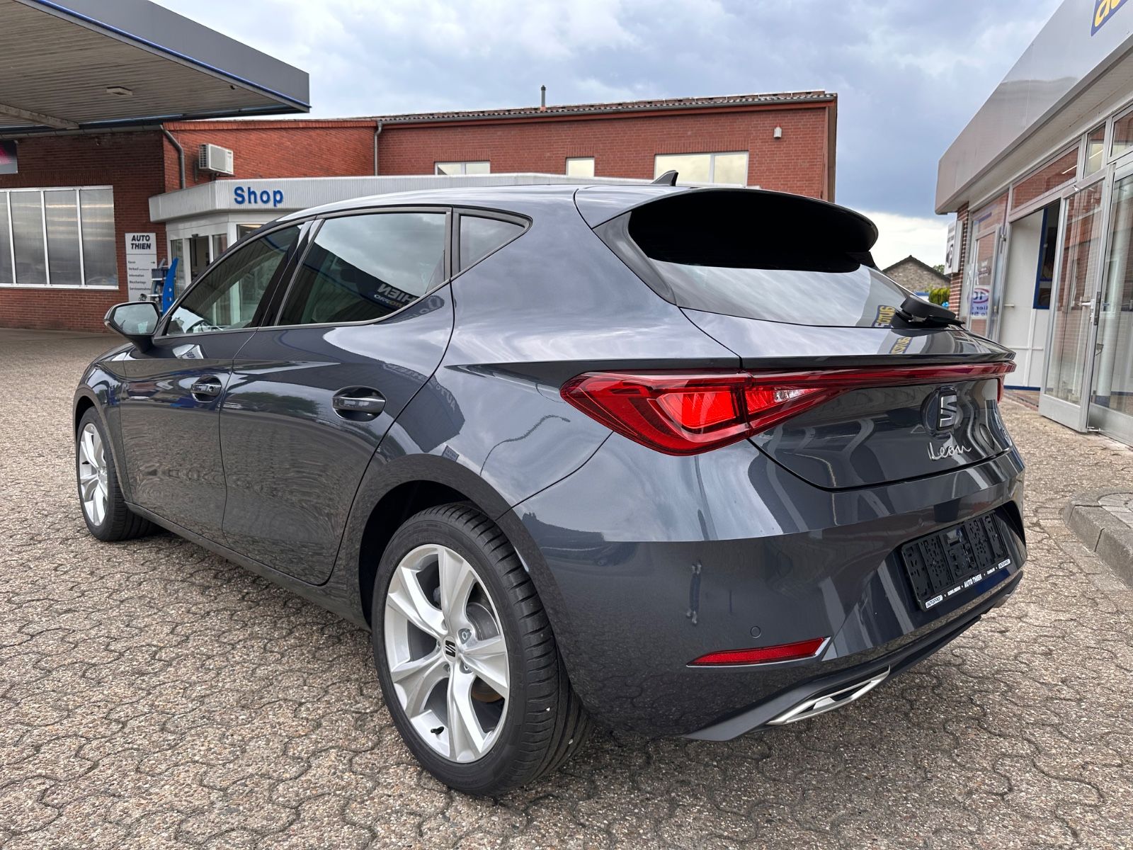 Fahrzeugabbildung SEAT Leon FR 1.5 eTSI LED/PDC/SHZG/RFK/APP