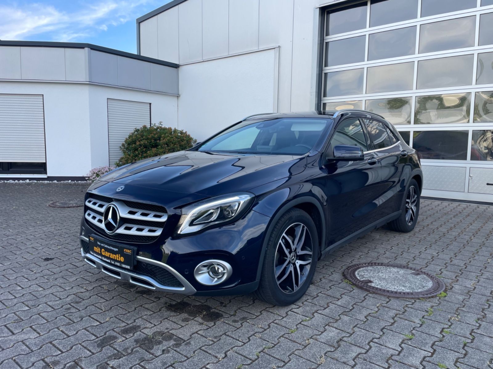MERCEDES-BENZ GLA 180 *SHZ*AHK*360 grad Kamera*