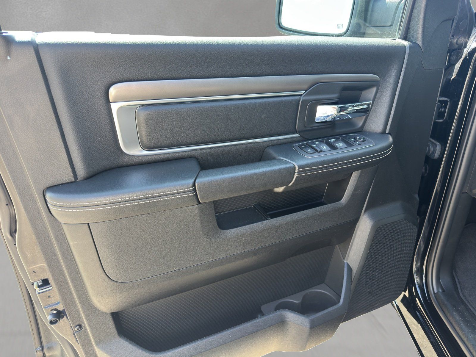 Fahrzeugabbildung Dodge RAM 1500 Crew Cab Warlock BLACK LED/AHK 5.7 V8