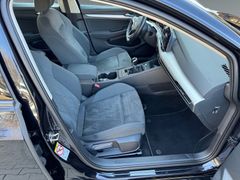 Fahrzeugabbildung Volkswagen Golf VIII Variant Life 2,0 TDI Navi Sitzh ACC