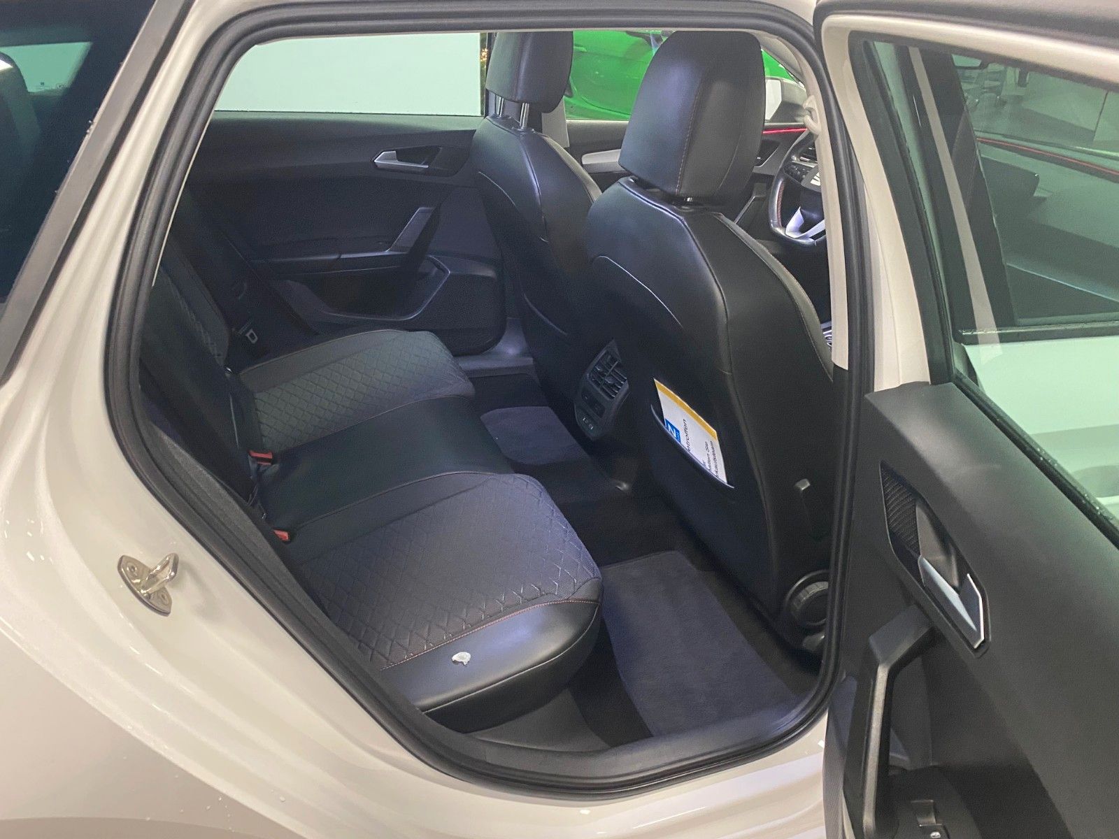 Fahrzeugabbildung SEAT Leon 1.5 TSI FR Sportstourer+ACC+AHK+KAMERA+ST+