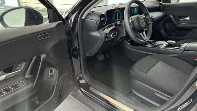 Fahrzeugabbildung Mercedes-Benz A 250 e Navi+MBUX+Spur+CarPlay+DAB