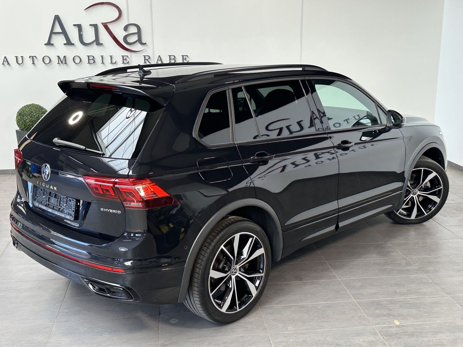Fahrzeugabbildung Volkswagen Tiguan eHybrid R-Line Black NAV+LED+ACC+20ZO+AHK