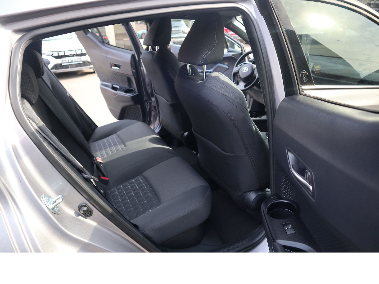 Fahrzeugabbildung Toyota C-HR Hybrid Team D Totwink/SHZ/Scheckheftgepfleg