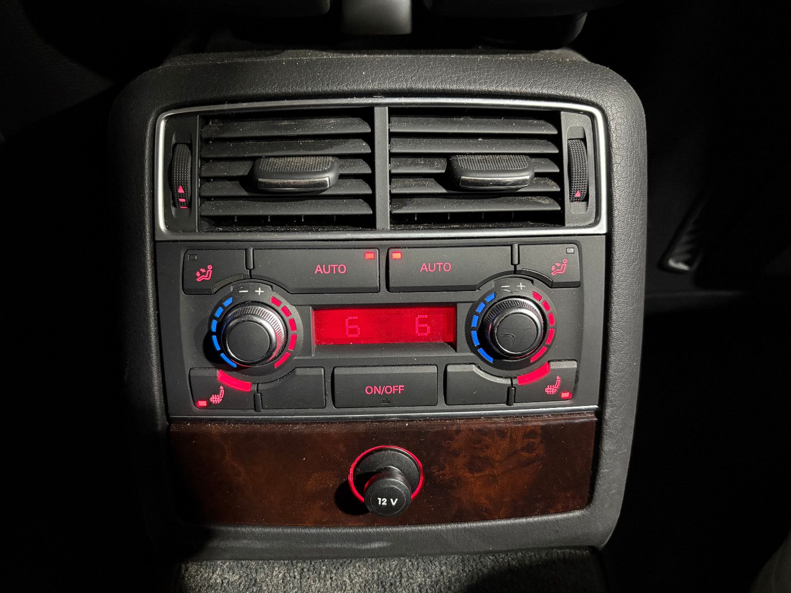 Fahrzeugabbildung Audi A8 3.2 FSI quattro/XENON/NAVI/PDC/LEDER/AUTOMATI