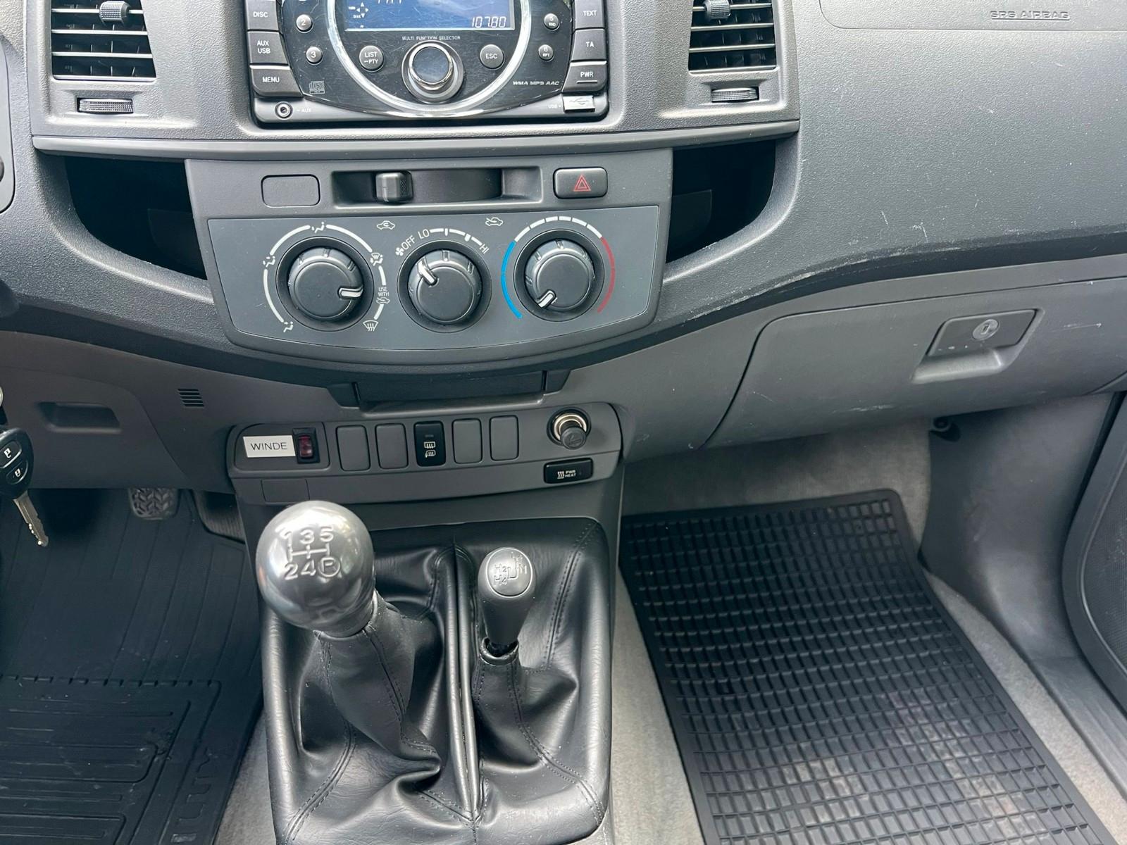 Toyota Hilux 2011 — photo 11